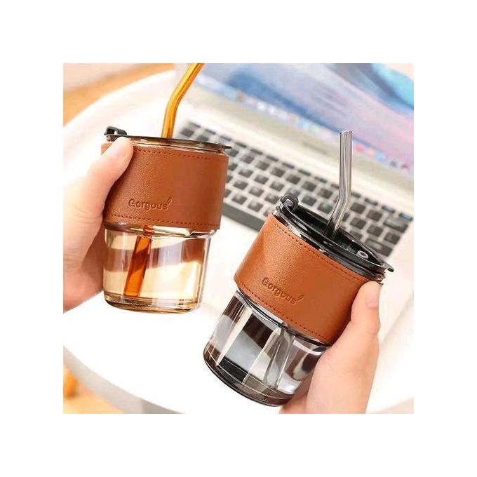 Tass d'eau et café avec pipette Tass d'eau et café avec pipette